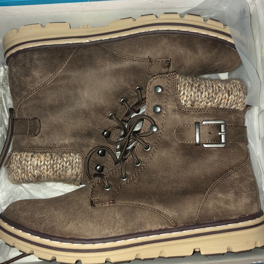 NEVER WORN BOOTS. By white mountain.
